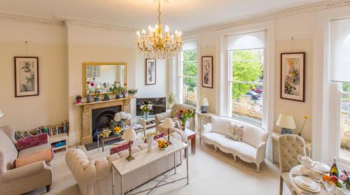 Montpellier Apartment | Flat 3, 6 Lypiatt Terrace Cheltenham Gloucestershire GL50 2SX