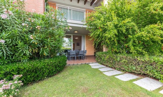 Padenghe sul Garda Apartment | Flat 'Blue Lake Holiday House' with swimming pool, Wi-Fi and air conditioning