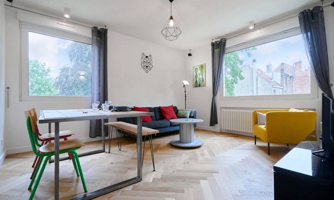 Saint-Maurice Pellevoisin Apartment | Flat close to tramway, private parking.