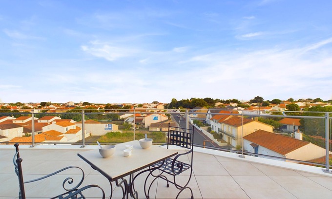 Saint-Gilles-Croix-de-Vie Apartment | Flat for 6 close to beach and harbour