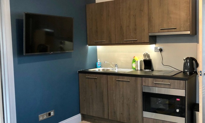 Beaconsfield Apartment | Flat No 3 central Beaconsfield - easy walk to Station, NFTS shops & restaurants
