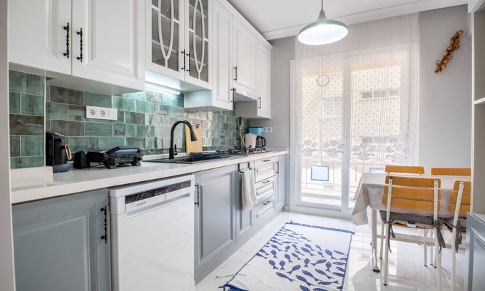 Bornova Apartment | Flat w Balcony 10 min to Forum Bornova and Metro