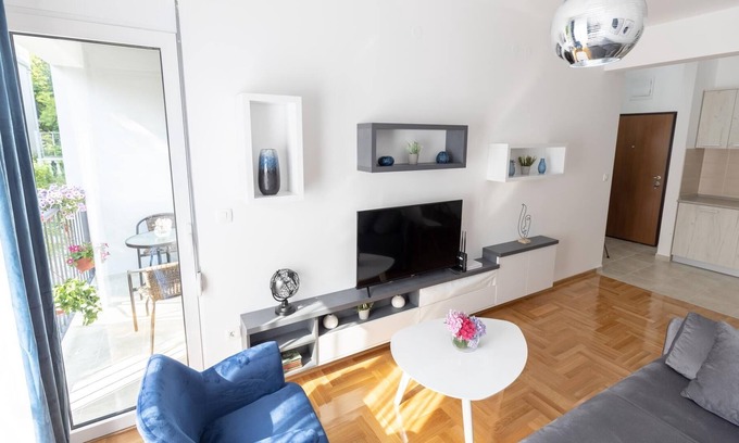 Velji Vinogradi Apartment | Flat w Balcony 3 min to Beach Near Budva Old Town