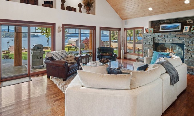 East Hope House | Flat Waterfront, Magnificent Home, Private Dock