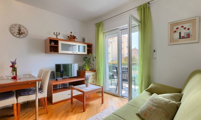 Valdebek Apartment | Flat with WLAN, air conditioning, balcony