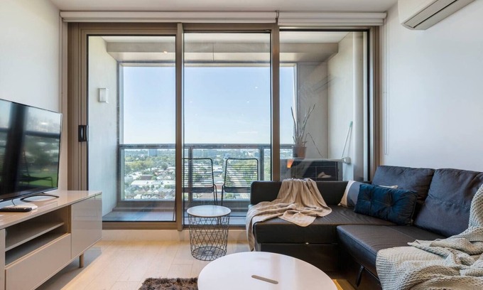 Flemington Apartment | Flemington Filly Bright Abode with Sweeping Views