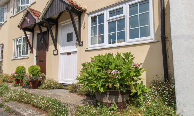Maiden Newton Cottage | FLEUR COTTAGE, family friendly, with a garden in Maiden Newton