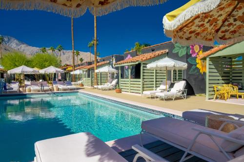 Uptown Design District Hotel | Fleur Noire Hotel - 21 and Over