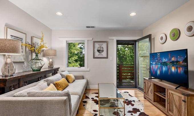 Kenilworth House | Floating in a forest with mountain views - minutes to downtown, Biltmore & shops