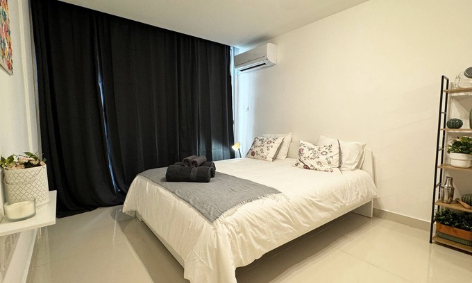 Larnaca City Centre Apartment | Flora Beachfront Finikoudes Larnaka