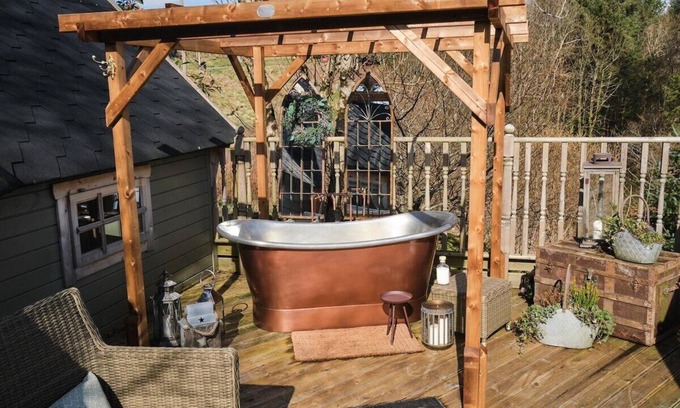 Pontsticill House | Floras Cabin | Outdoor Bath | Unmissable views