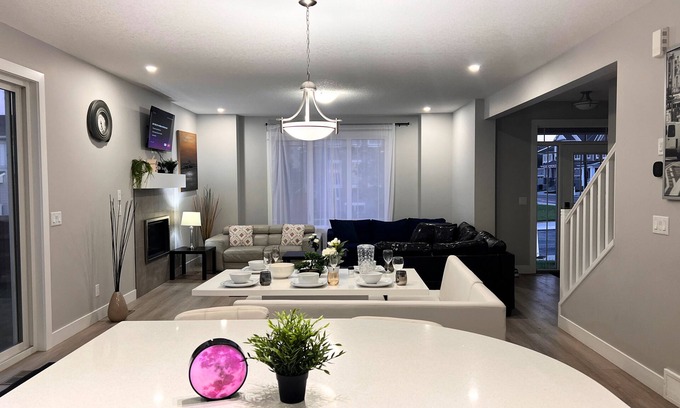 Southwest Calgary House | Flowealth Property Luxury Villa 6BR Sleeps 17 Near Lake Netflix TV Wifi