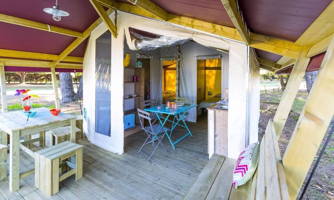 Lansargues House | Flower Camping Le Fou du Roi * - Freeflower Standard 30m2 with sanitary facilities (2hp-5 pers) + covered terrace 5 persons