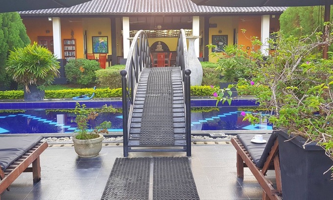 Weerawila House | Flower Garden Lake resort