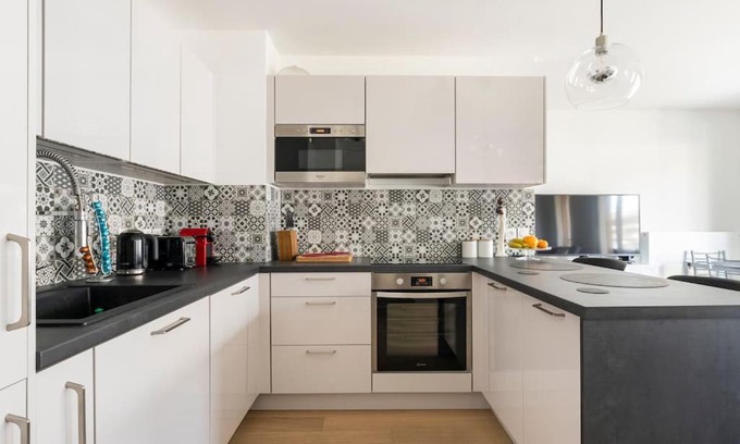 Ferney-Voltaire House | Flower Park - 10 mins by bus to Geneva Airport - Bus to Geneva, Palexpo, Arena, UN, CERN