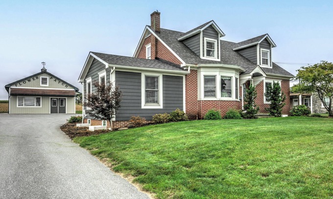 Gordonville House | Flower Patch Cottage Cozy& Family friendly Hot tub! 5bedroom & 4 bath