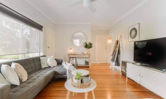 Rosebud House | Foam St Bliss - 3 bedroom pet friendly cosy cottage with large secure backyard