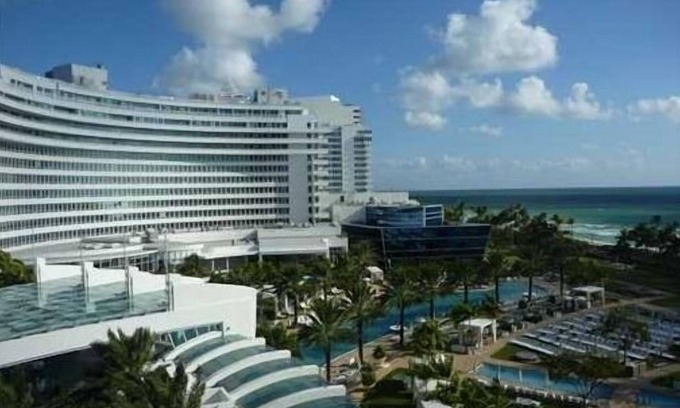 Mid Beach Condo | Fontainebleau Sorrento Oceanview Junior Suite with free parking