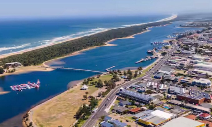 Lakes Entrance Apartment | Footbridge Holiday Apartments n“Best Prime Central Position”