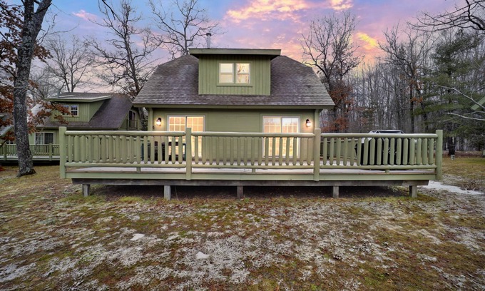 Lewiston Cottage | Fore Seasons Cottage at Garland Resort : Your Fall Adventure Awaits with Golf and Scenic Trails
