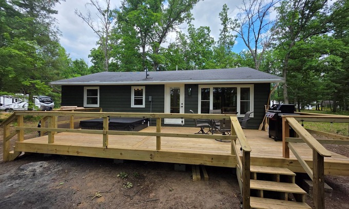 Baldwin Cabin | Foreman Lakefront Cabin Hot Tub! Dog Friendly!