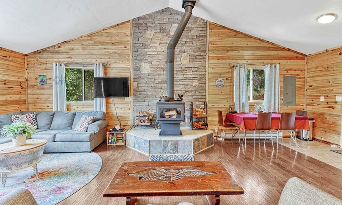 Rainbow Valley Cabin | Forest Edge Hideaway with Great Views in Divide