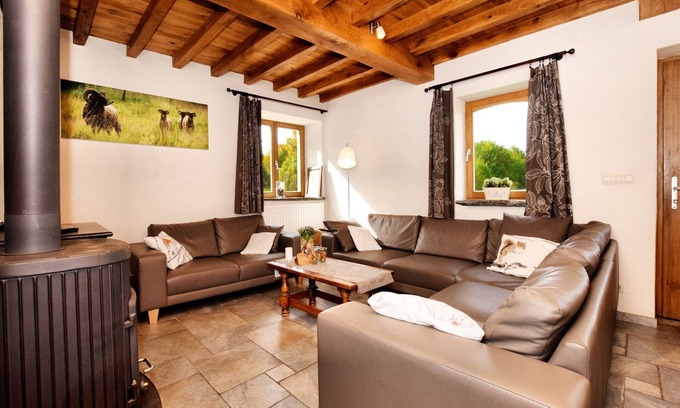 Commanster House | Forest-Edge Stay, Burtonville