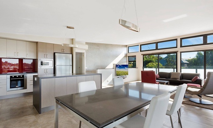 Tathra House | Forest Sanctuary - Entertaining with a relaxing feel