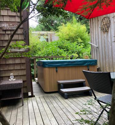 Ucluelet House | Forest Sweet Retreat Hot Tub & Wood Fired Sauna
