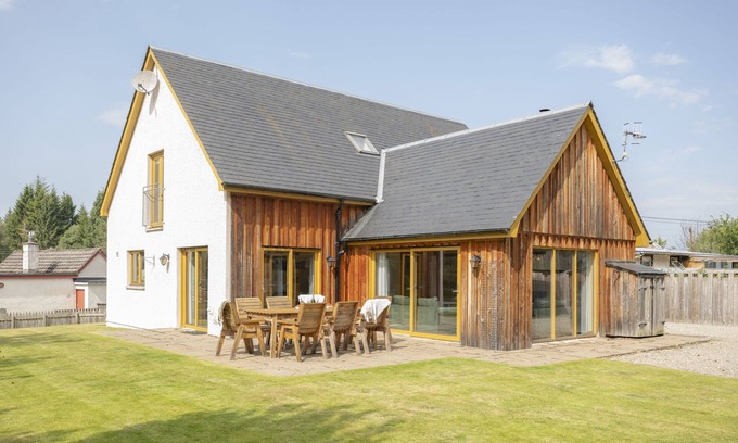 Nethy Bridge Cabin | Forest Trail Lodge - a house that sleeps 9 guests in 3 bedrooms