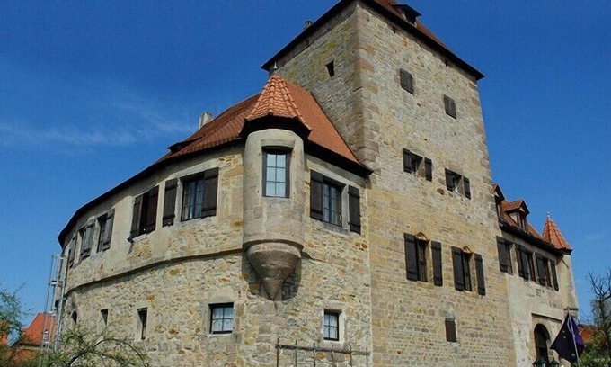 Kornburg - Worzeldorf Other | Former moated castle with moat in 1276, large garden