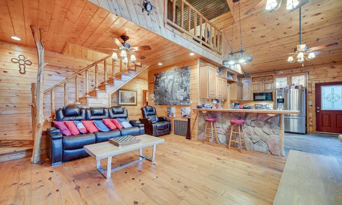 Fort Towson House | Fort Towson Cabin Less Than 1 Block to Raymond Gary Lake