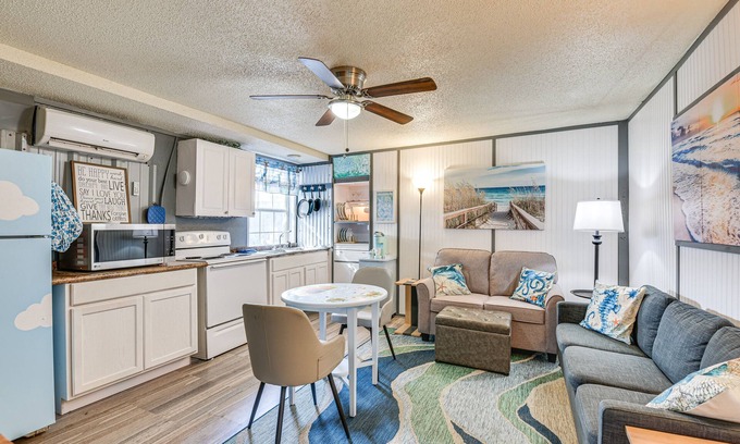 Fort Walton Beach Apartment | Fort Walton Beach Studio: Shared Pool & Beach Bar!