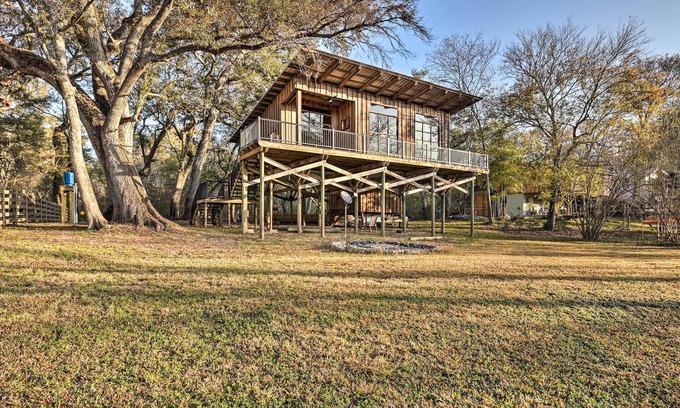 Fort White House | Fort White Retreat: Deck & River Access!