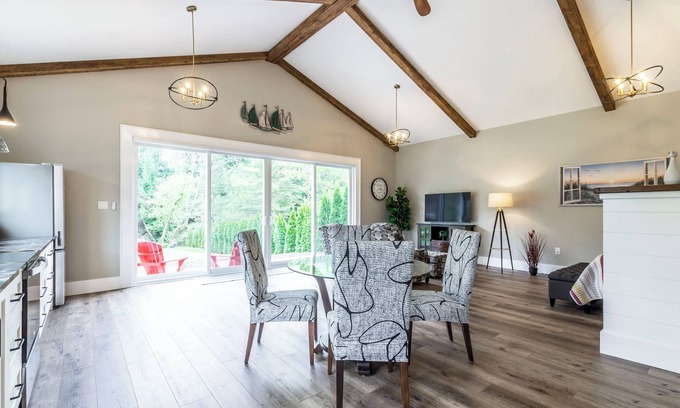 Normandale House | ForTwo guest house a place to relax, enjoy nature, beaches, trails, wineries.