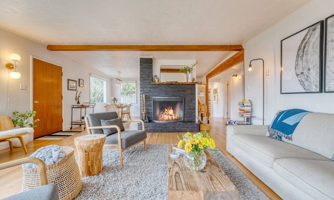 Arch Cape House | Four Bears by AvantStay | Walk to Beach, Hot Tub, Ocean View