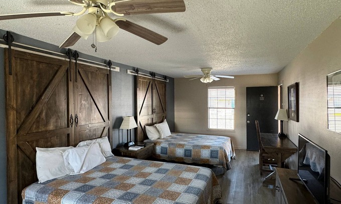 Pilot Point Hotel | Four Horsemen Hotel