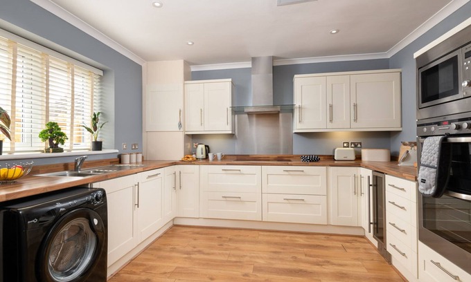 Carlisle Cottage | Four Oaks Cottage, Private Children’s Park, Large Garden & Hot Tub