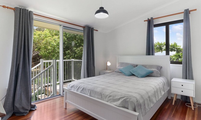 Emu Park House | FOUR PALMS
