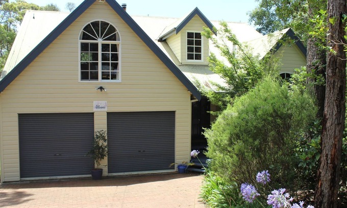 Wentworth Falls House | Four Seasons - Blue Mountains Home - Private Bushland with Spa & Fire place