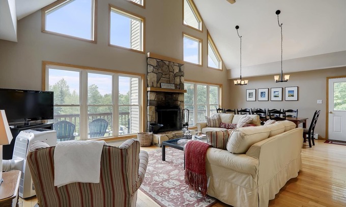 Waterbury Center House | Four Seasons Chalet: 5 br, fireplace, game room, a/c!