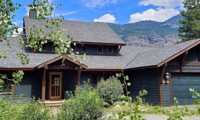Mazama House | Four Sisters Lodge-4 Bedroom Option, Pet Friendly and on the Ski Trail!