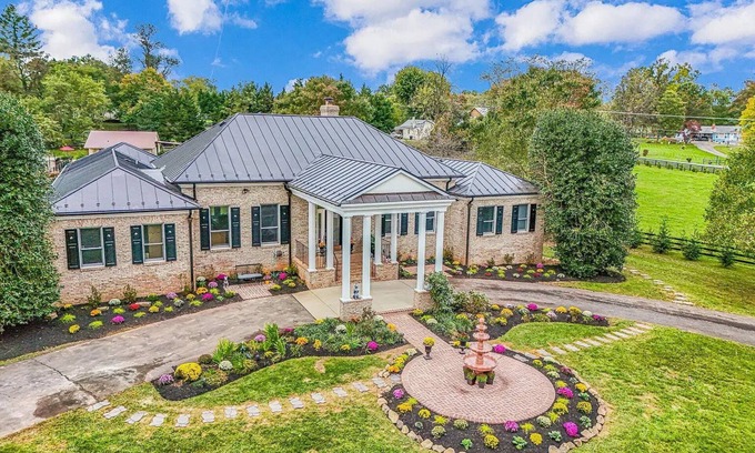 Middleburg House | Fox Hill Farm McMansion - Middleburg Equestrian Estate