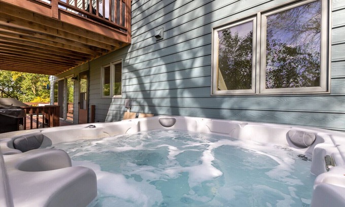 The Galena Territory House | Fox Wood Path l HOT TUB l A&D Rise Getaways