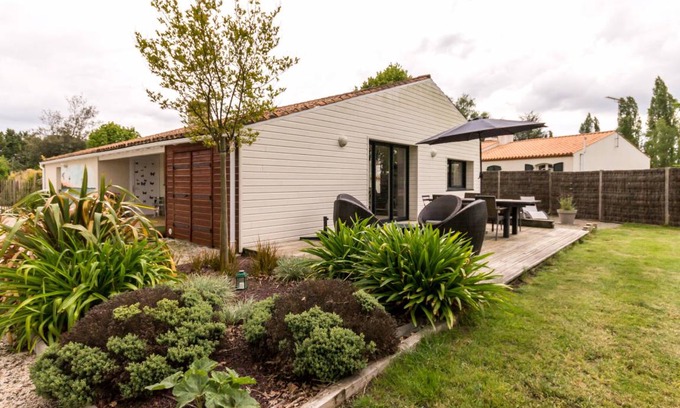 Saint-Philbert-de-Grand-Lieu Cottage | 116 m² Cabin ∙ 2 bedrooms ∙ 5 guests