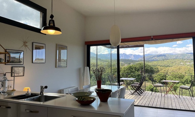 Sainte-Lucie-de-Porto-Vecchio Villa | A Casuccia face au massif de l'Alta Rocca