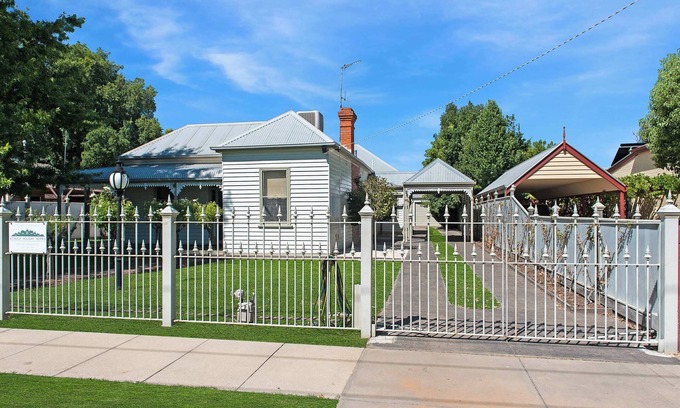 Echuca House | Francis Retreat - Echuca Holiday Homes
