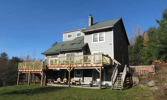 Sugar Hill House | Franconia Notch Retreat, Huge Views, Hot Tub, EV charger, A/C