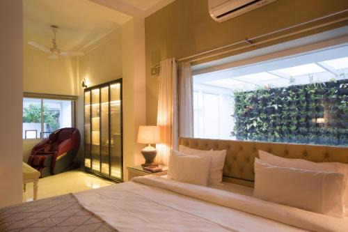 Defence Colony Apartment | Frangipani Suite