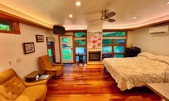 Lyndon Township Apartment | Frank Loyd Wright Inspired Studio